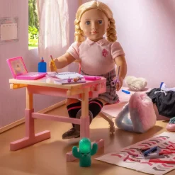Ławka szkolna z krzesłem, tornistrem i przyborami szkolnymi - School Dreams