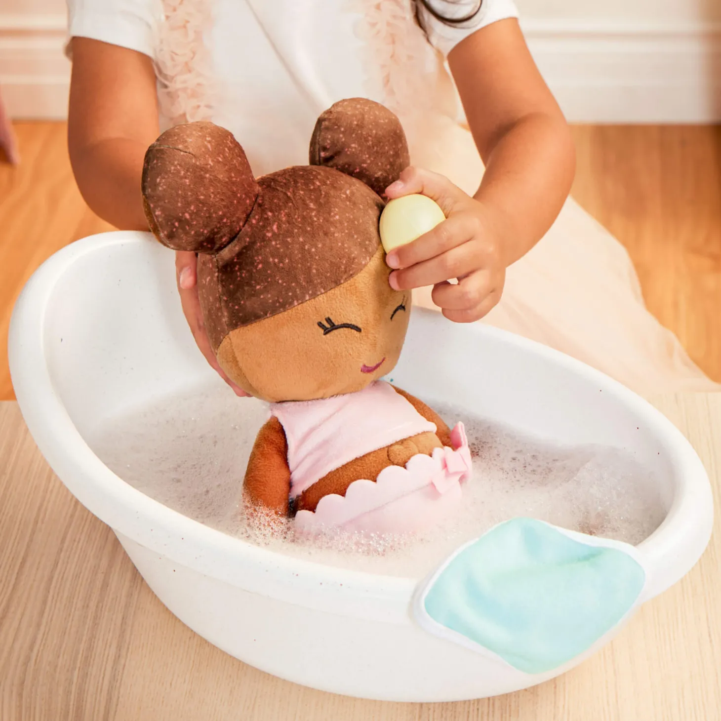 Bath Doll - lalka przytulanka do kąpieli - szatynka, wersja bez ręczniczka
