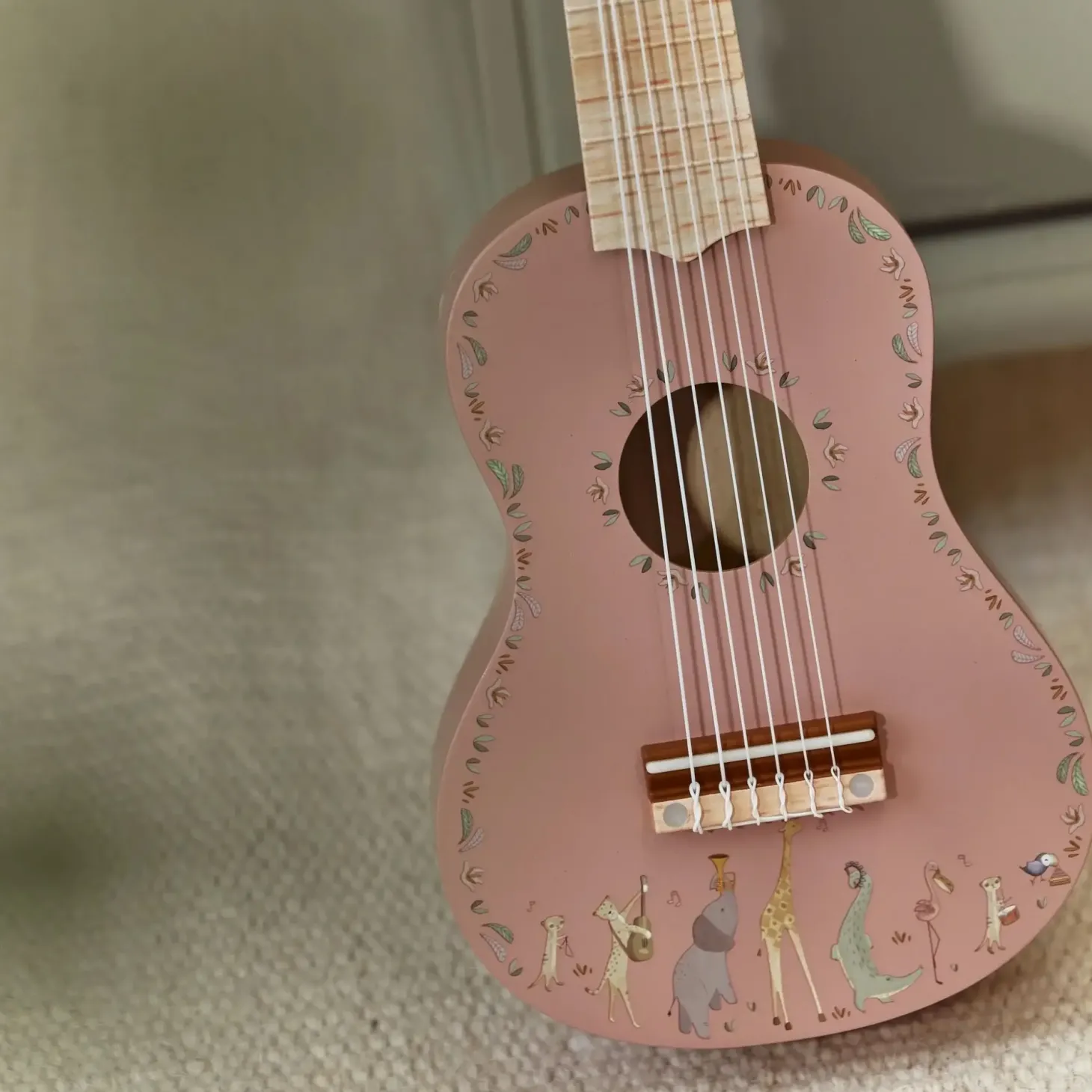 Drewniana gitara różowa Safari Friends FSC