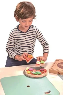 Drewniana pizza z dodatkami na rzepy