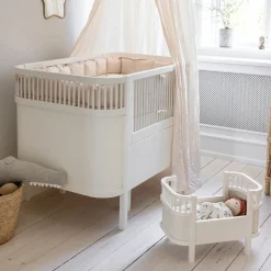 Drewniane łóżeczko dla lalek z materacem - white