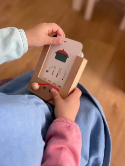 Drewniane pudełko z otworami do kart WiemTo