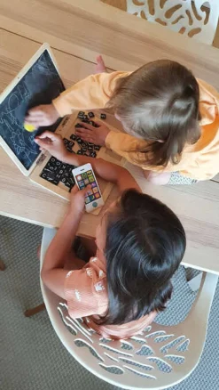 Drewniany laptop z tablicą magnetyczną