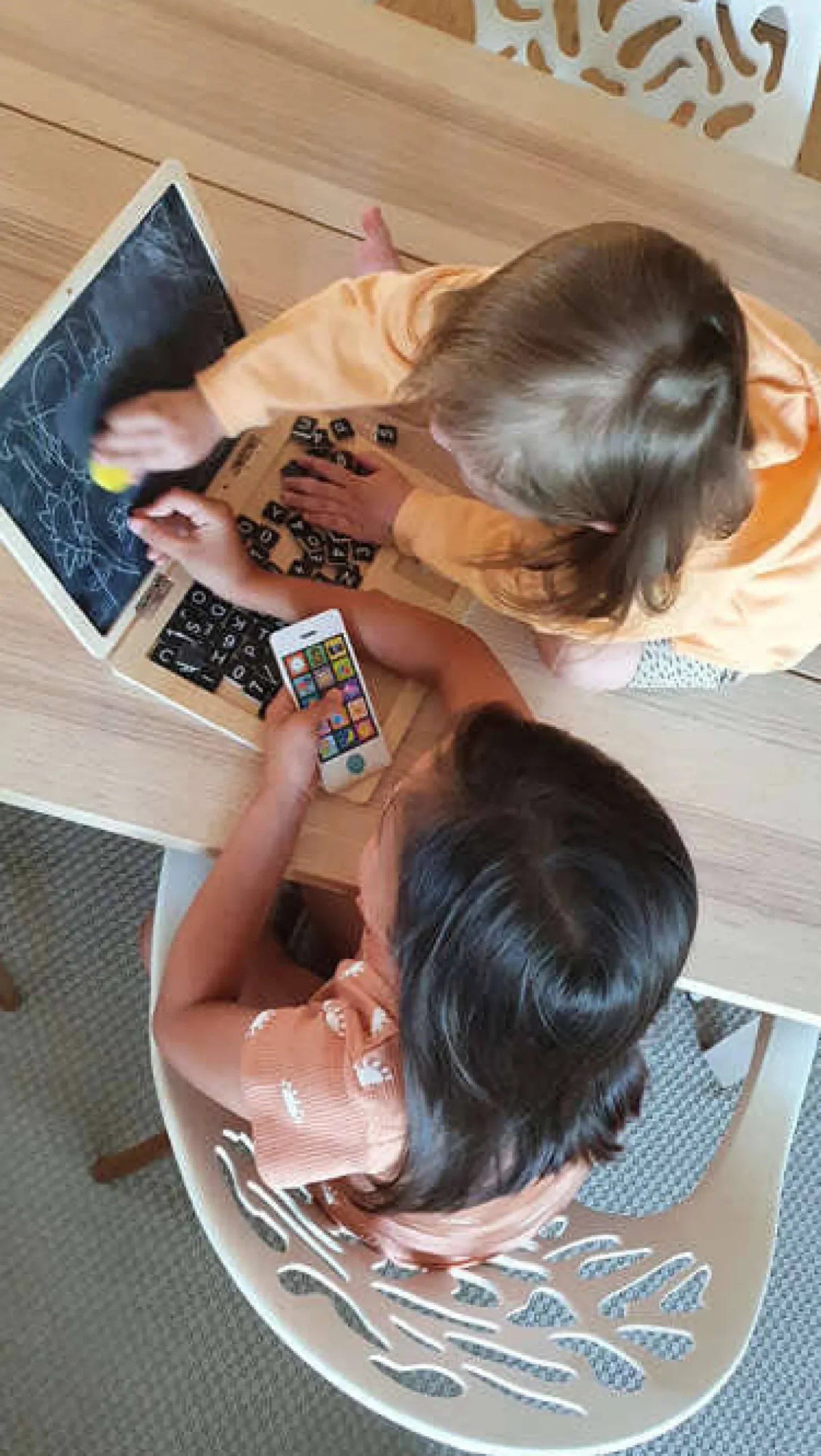 Drewniany laptop z tablicą magnetyczną
