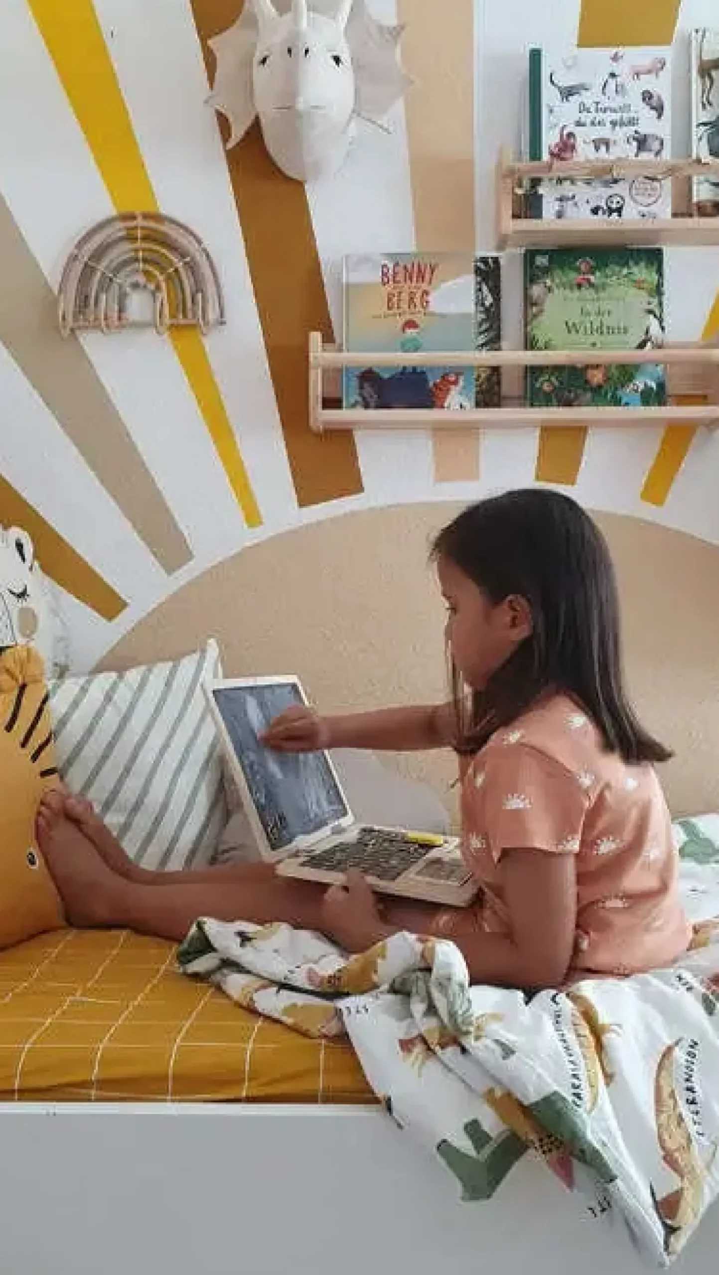 Drewniany laptop z tablicą magnetyczną