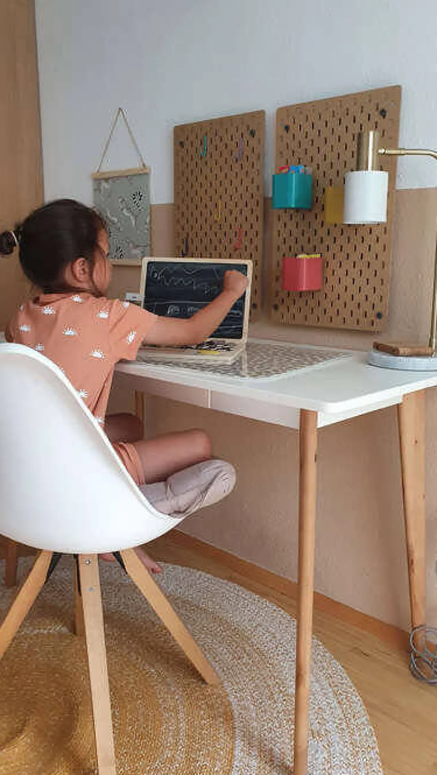 Drewniany laptop z tablicą magnetyczną
