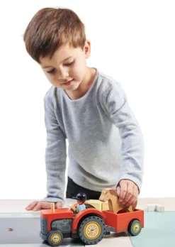 Drewniany traktor z przyczepą i akcesoriami
