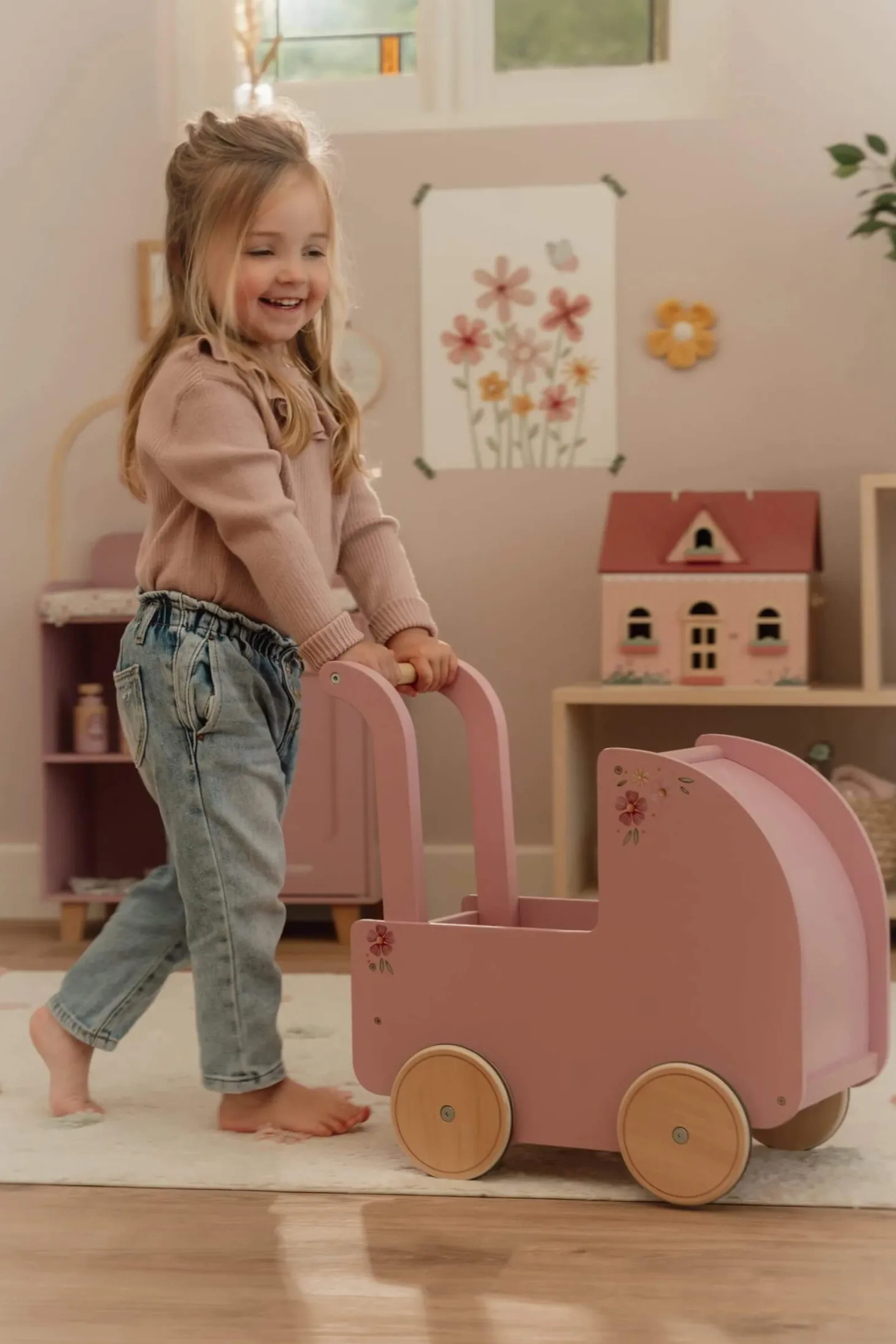Drewniany wózek dla lalek z pościelą FSC