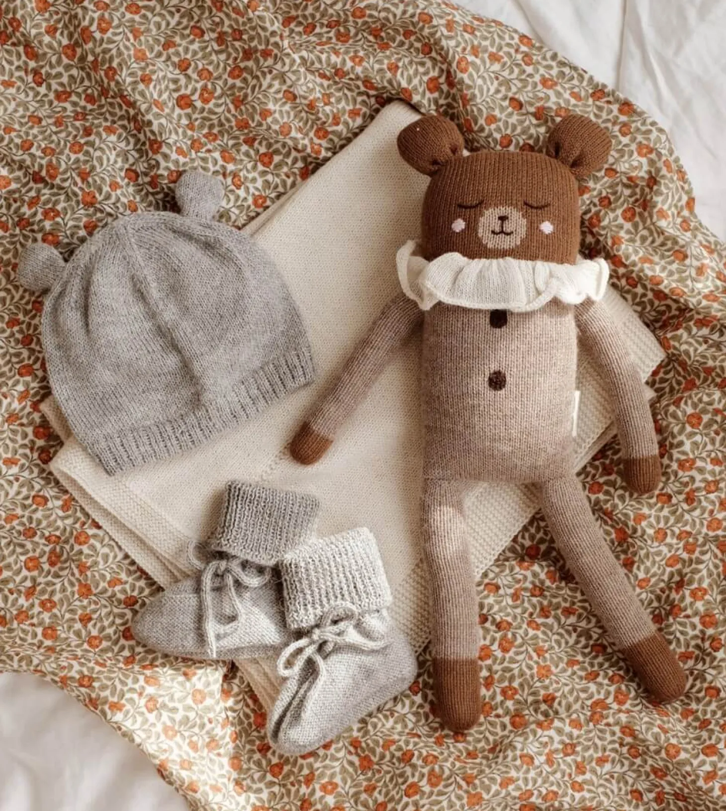 Duży dziergany miś z wełny alpaki - oat pyjamas