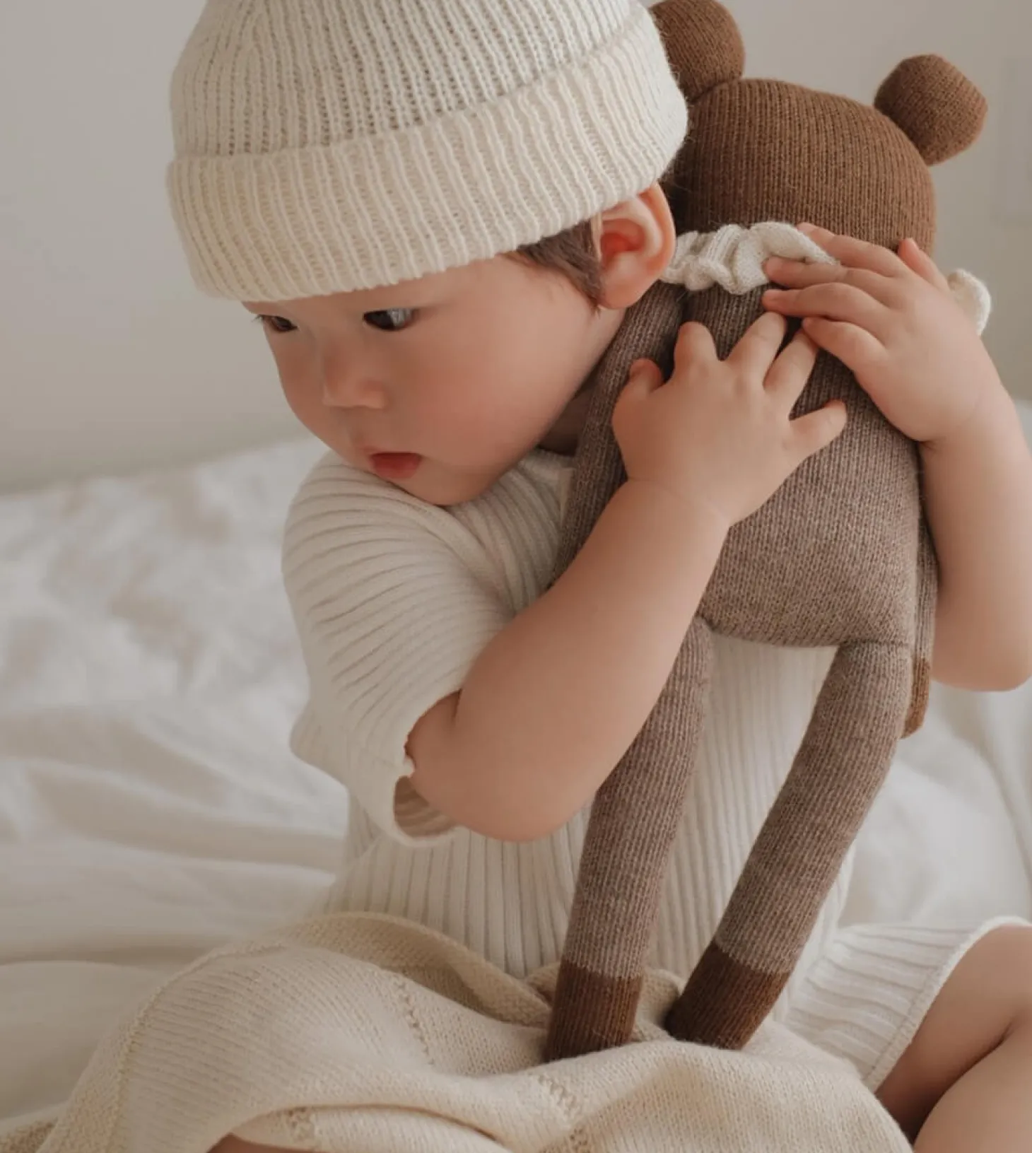 Duży dziergany miś z wełny alpaki - oat pyjamas