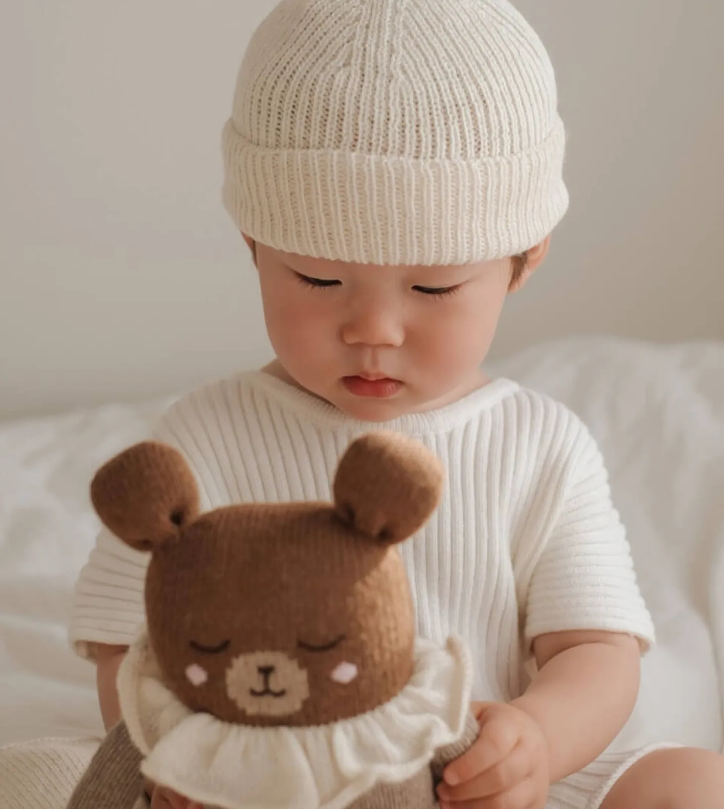 Duży dziergany miś z wełny alpaki - oat pyjamas