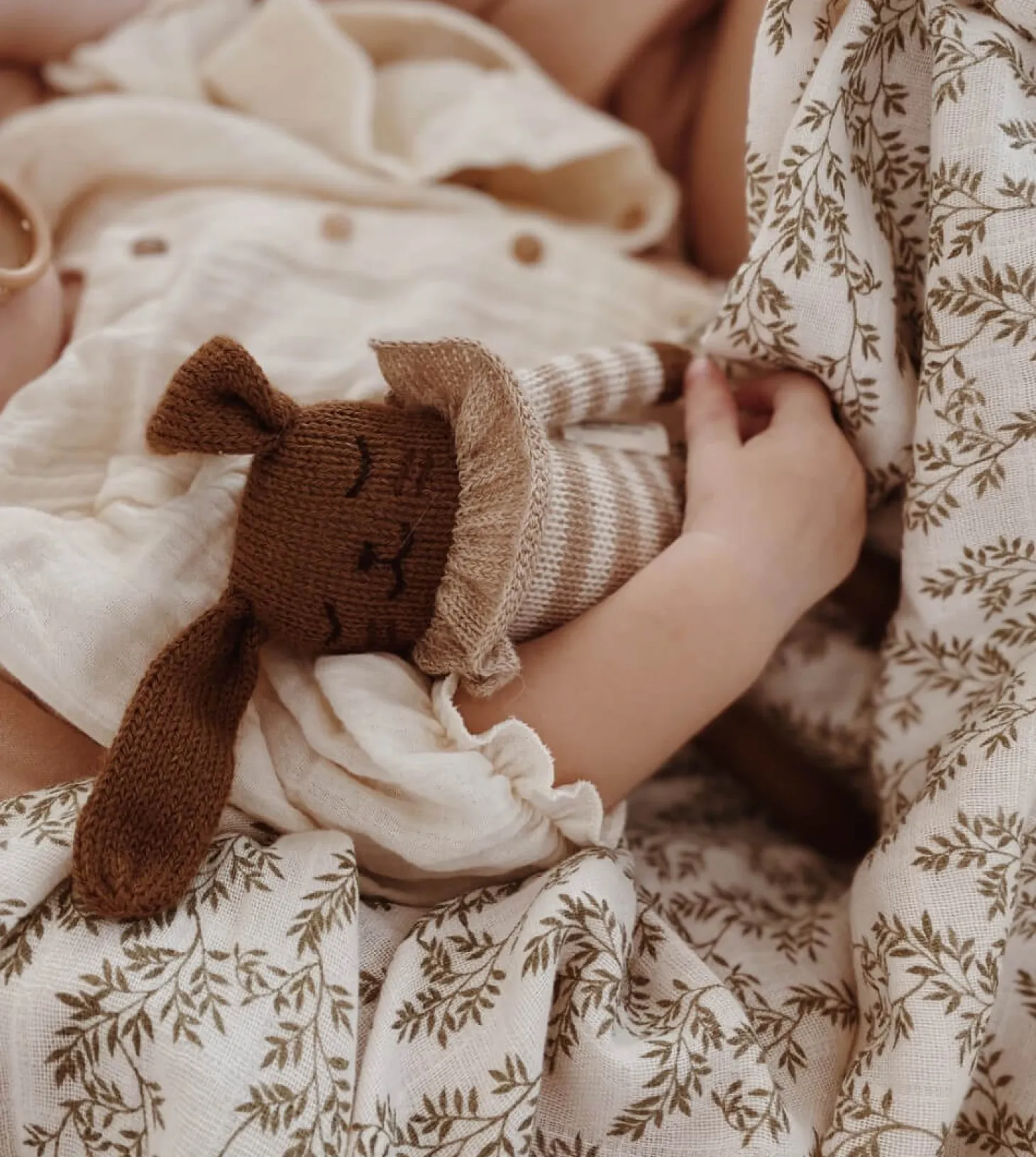 Dziergany królik z wełny alpaki - sand striped romper