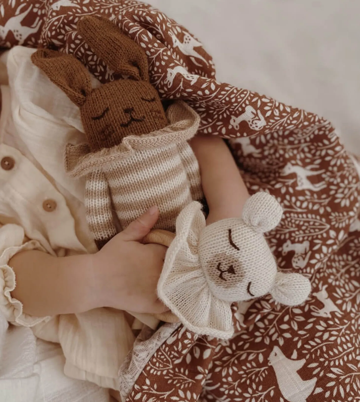 Dziergany królik z wełny alpaki - sand striped romper