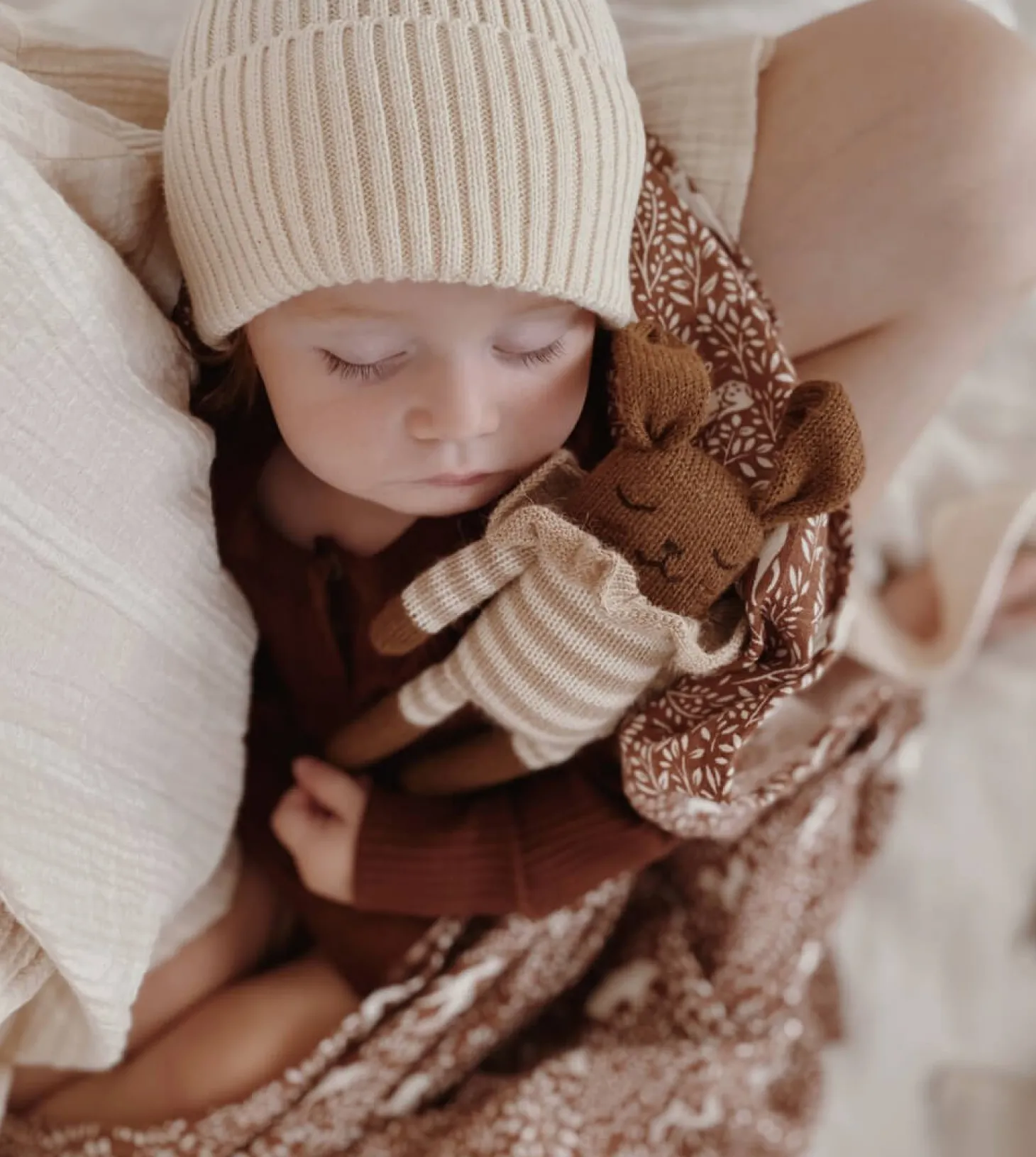 Dziergany królik z wełny alpaki - sand striped romper