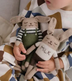Dziergany królik z wełny alpaki - olive overalls