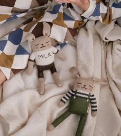 Dziergany królik z wełny alpaki - olive overalls