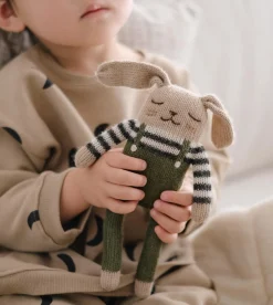 Dziergany królik z wełny alpaki - olive overalls