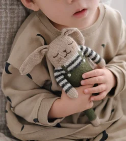 Dziergany królik z wełny alpaki - olive overalls