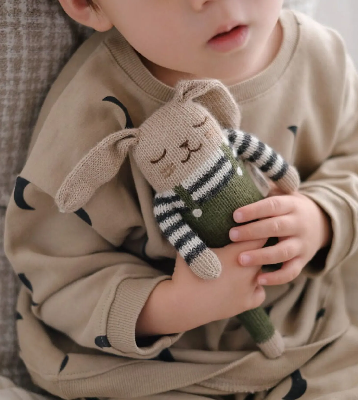 Dziergany królik z wełny alpaki - olive overalls