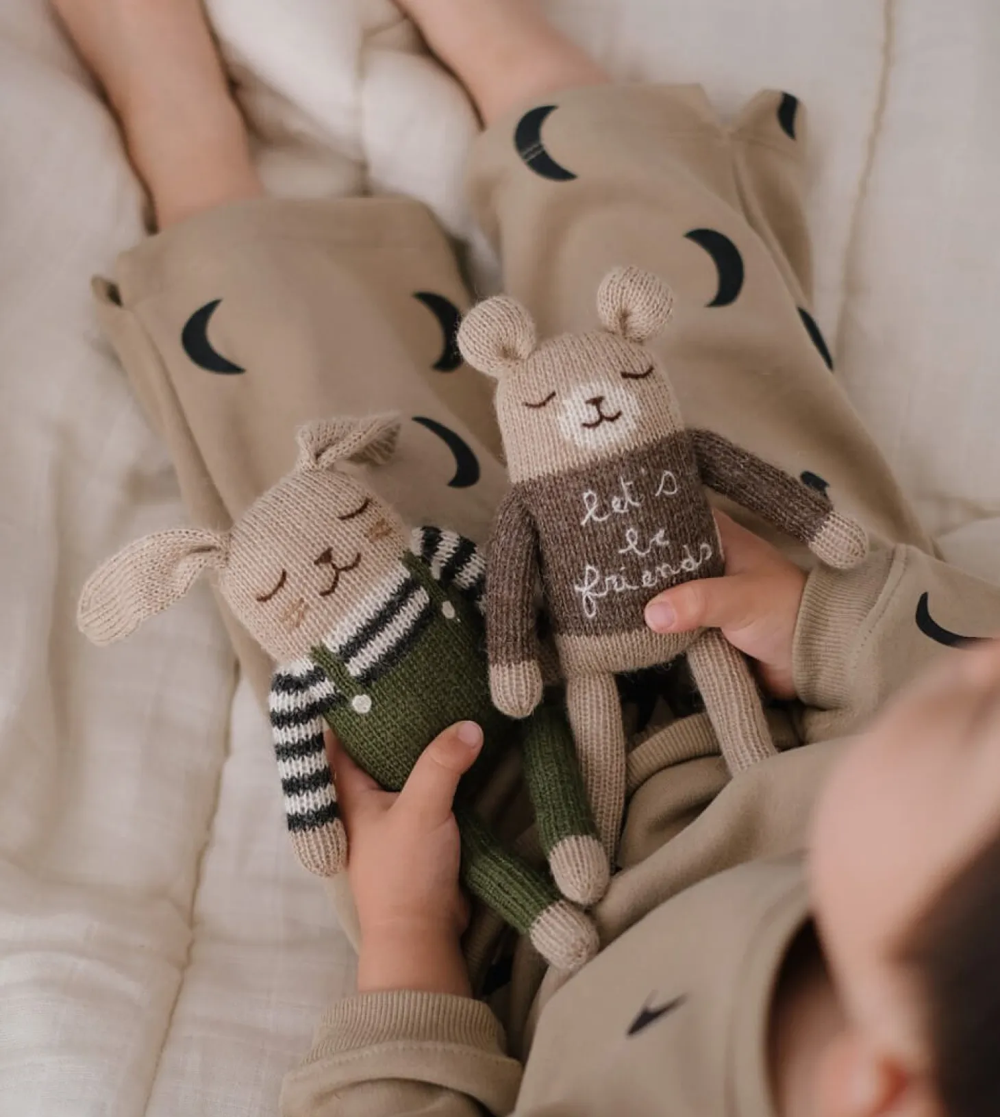 Dziergany królik z wełny alpaki - olive overalls