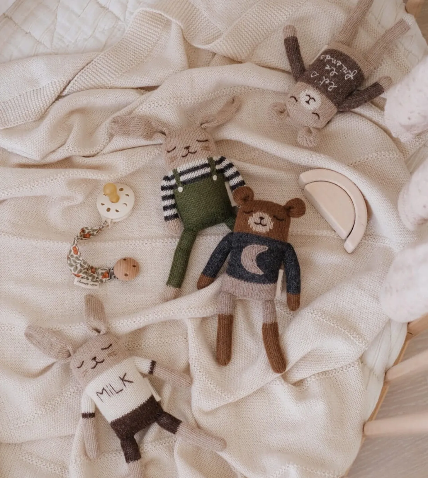 Dziergany królik z wełny alpaki - olive overalls