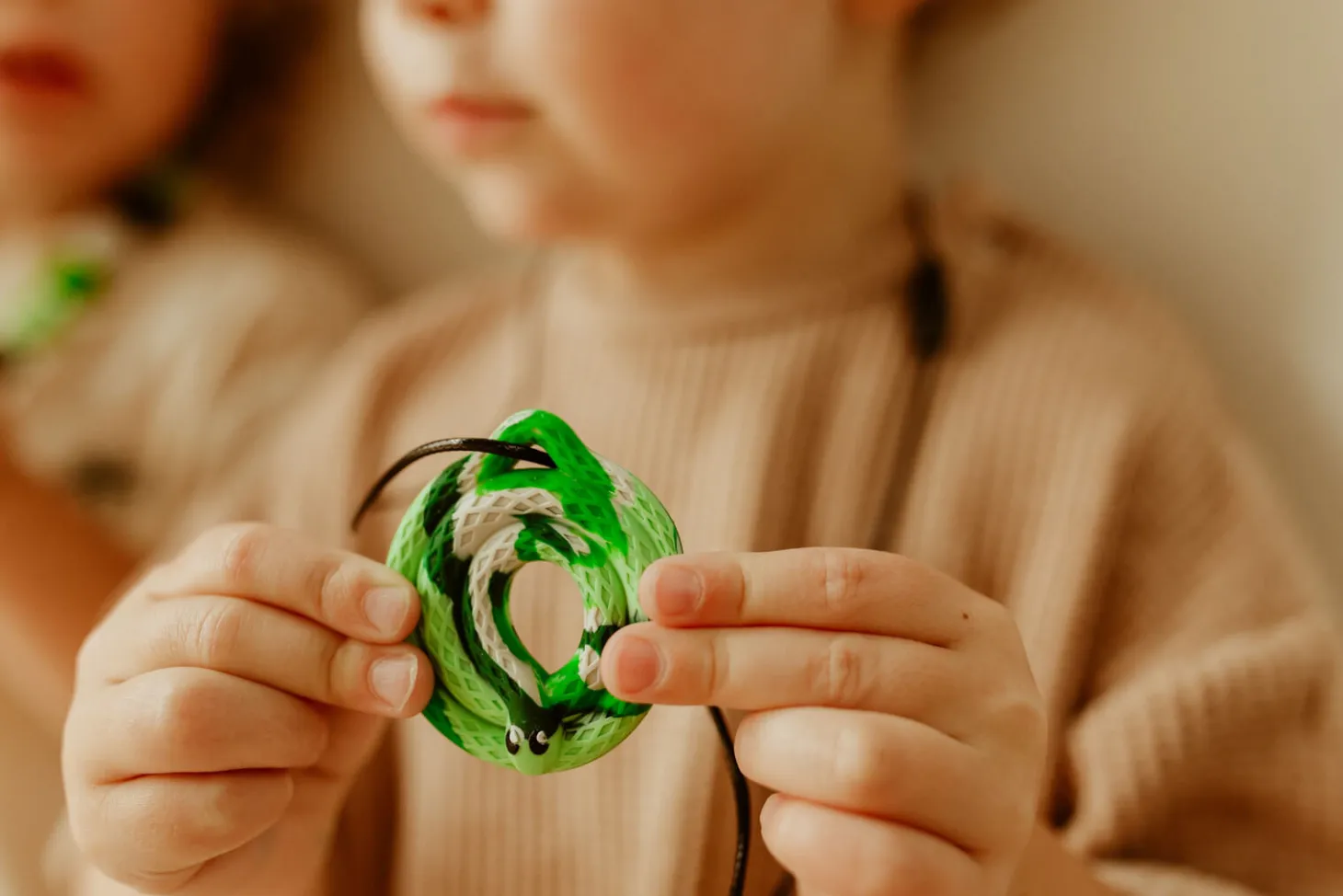 Gryzak terapeutyczny, antystresowy naszyjnik MEDIUM - Leśny Wąż