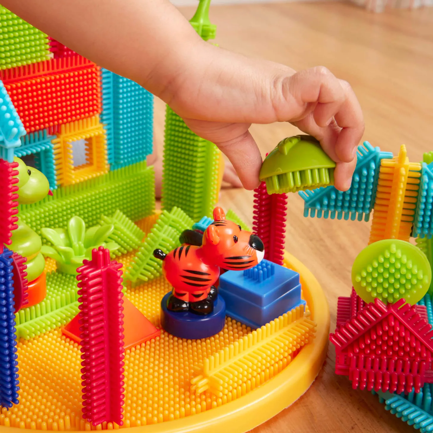Jungle Adventure Bucket - klocki jeżyki w wiadrze - zestaw DŻUNGLA, 128 elementów