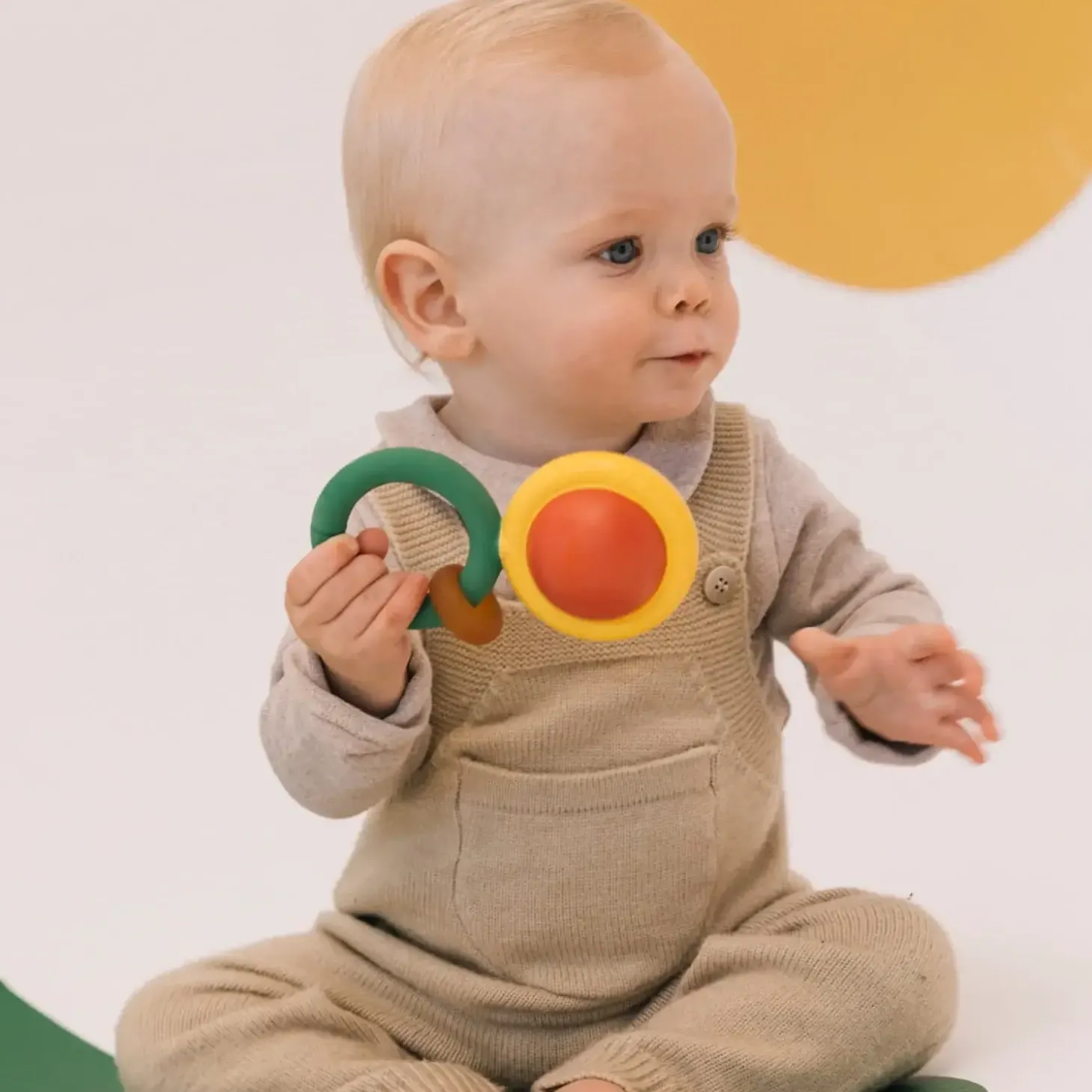 Kauczukowa grzechotka sensoryczna Evolutive Capsule