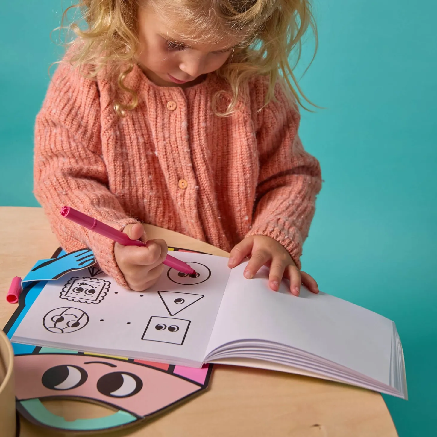 Książeczka Montessori z naklejkami FIGURY I KSZTAŁTY