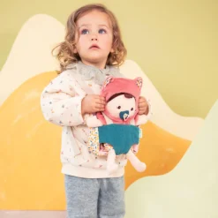 Lalka dzidziuś w nosidełku i z czapeczką Jeanne 18 m+