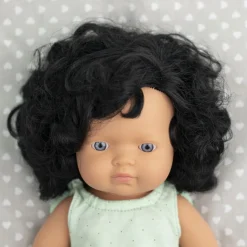 Lalka dziewczynka Europejka czarne kręcone włosy 38cm Miniland Doll