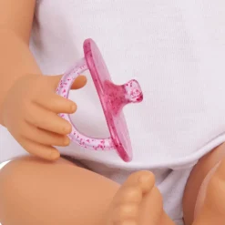 Lalka niemowlę ze smoczkiem, w dwuczęściowym ubranku i opasce