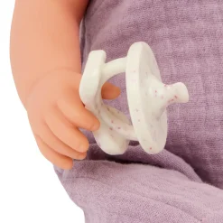 Lalka niemowlę ze smoczkiem, w muślinowym ubranku i opasce, dwubarwne tęczówki