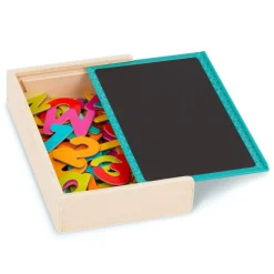Marvelous magnets – magnetyczne literki i cyferki w drewnianej skrzyneczce, z tablicą