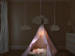 Namiot tipi z podwieszanym żyrandolem