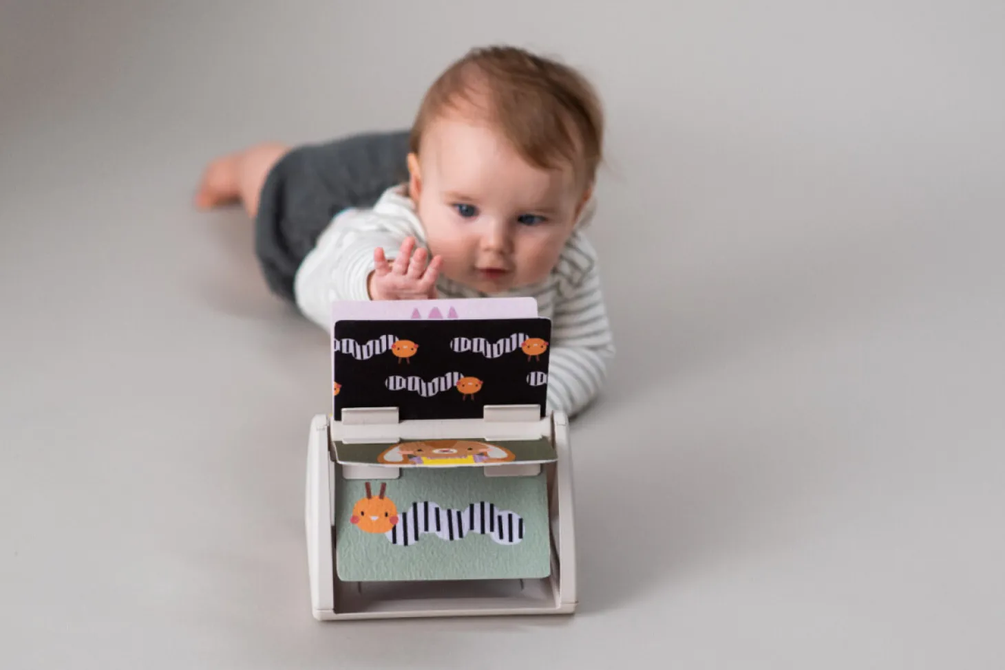 Obracająca się książeczka grzechocząca Tummy Time