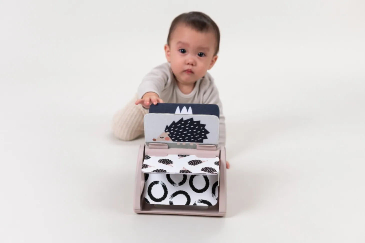 Obracająca się książeczka grzechocząca Tummy Time - Czarno-Biała