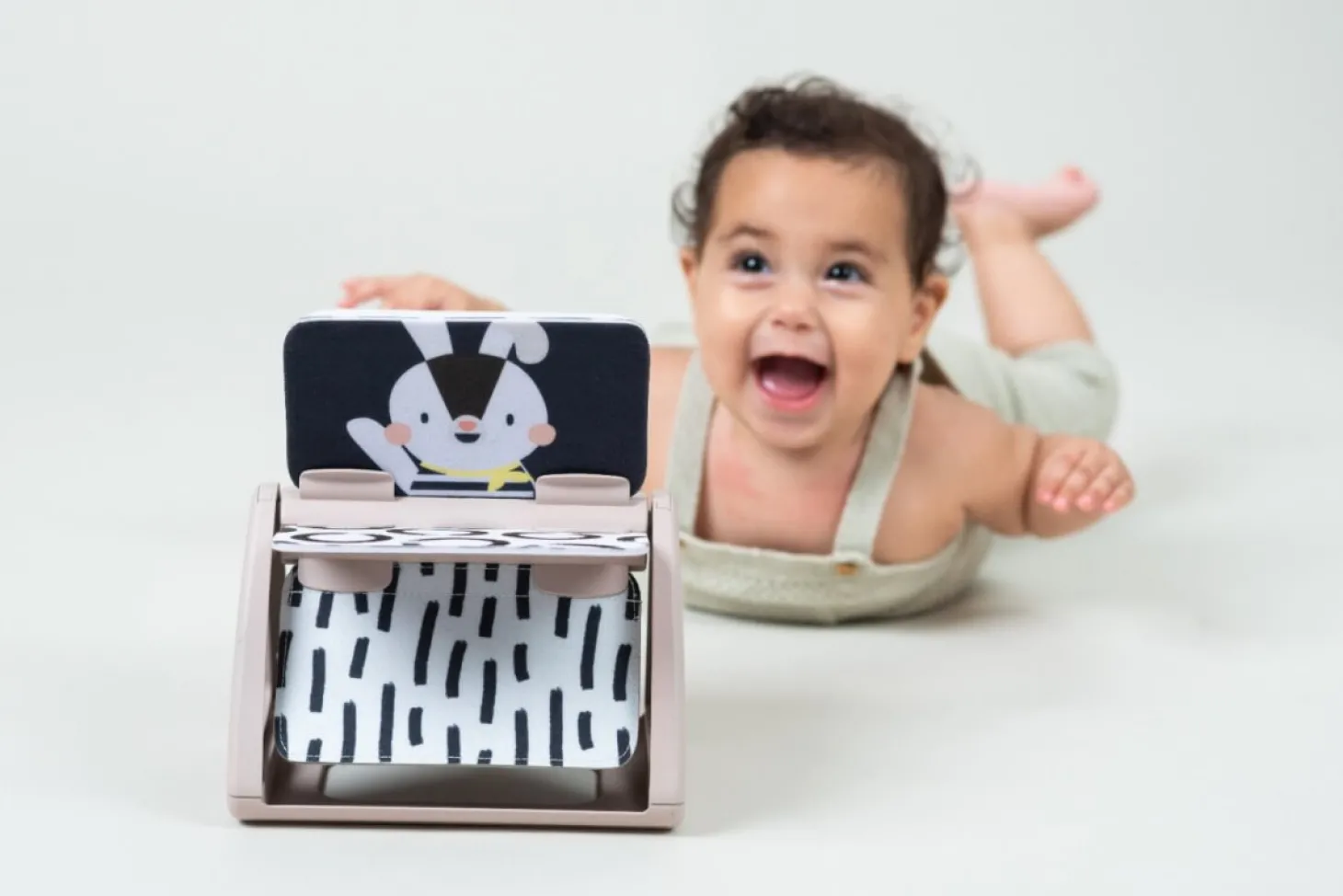 Obracająca się książeczka grzechocząca Tummy Time - Czarno-Biała