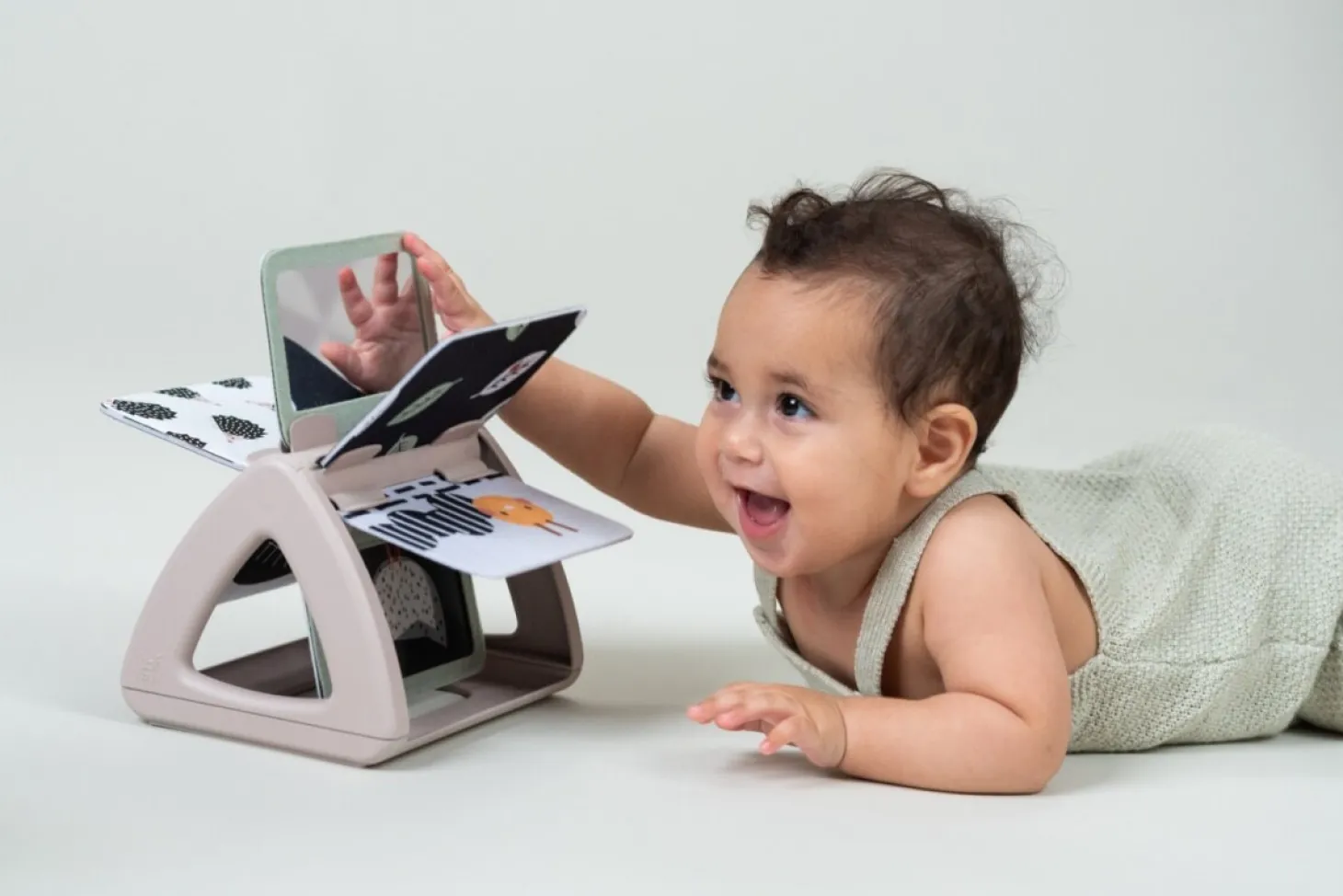 Obracająca się książeczka grzechocząca Tummy Time - Czarno-Biała