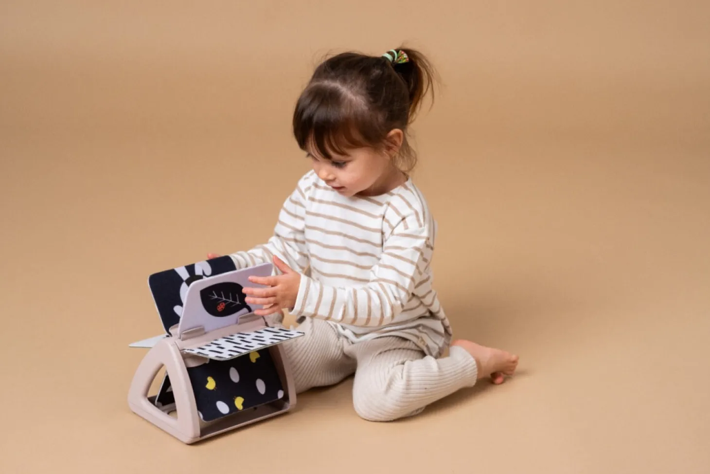 Obracająca się książeczka grzechocząca Tummy Time - Czarno-Biała