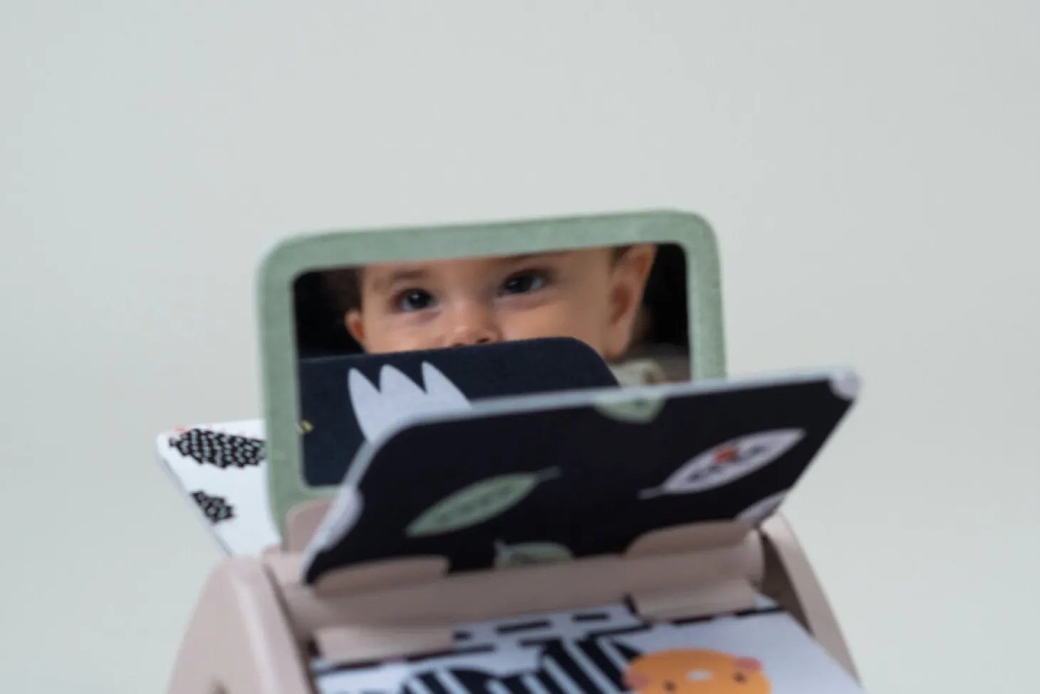 Obracająca się książeczka grzechocząca Tummy Time - Czarno-Biała