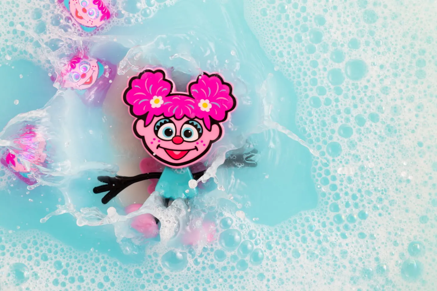 Postać do kąpieli Abby Ulica Sezamkowa - zestaw z dwiema kostkami sensorycznymi świecącymi w wodzie