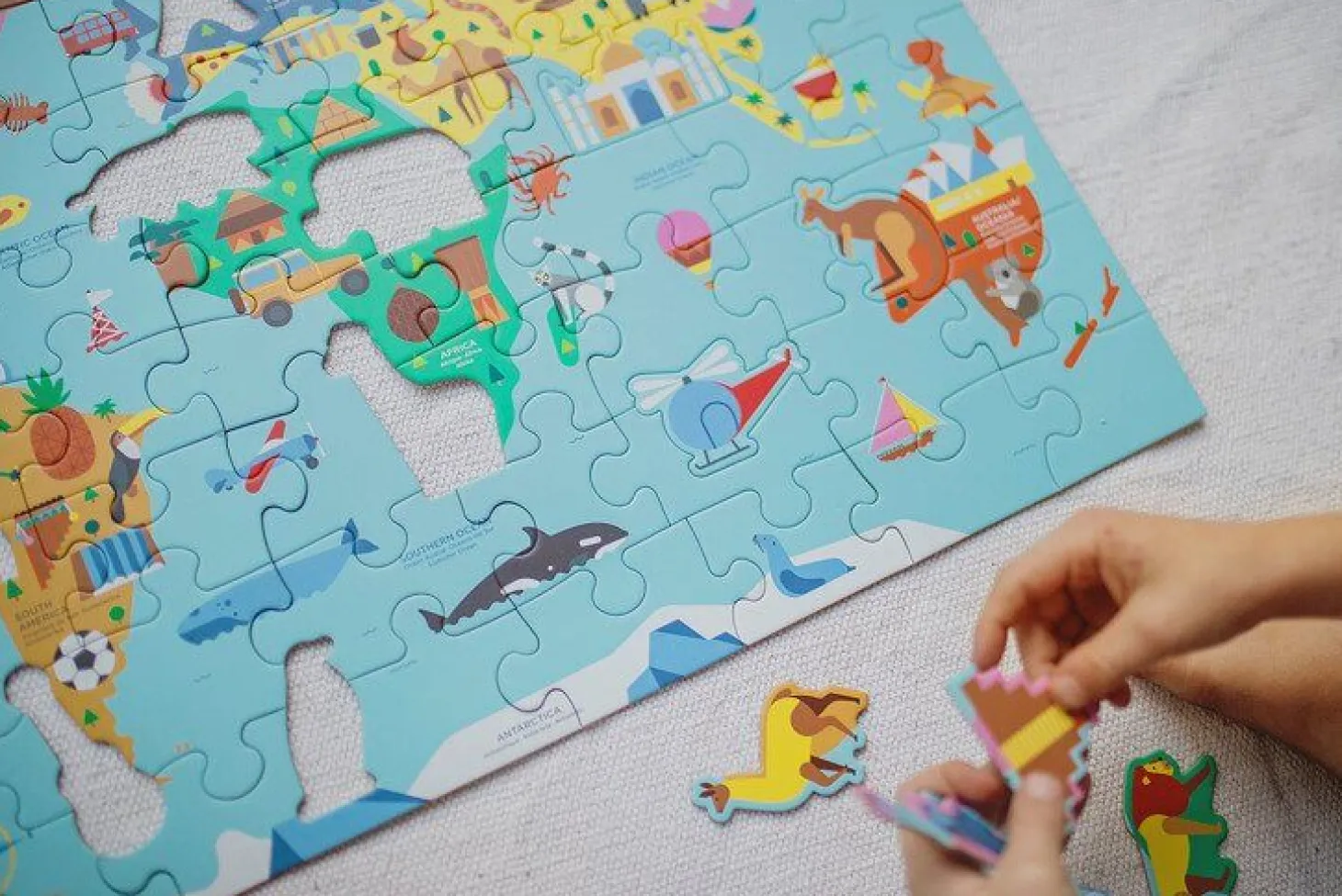 Puzzle Mapa Świata z elementami w kształcie budynków i zwierząt 5+
