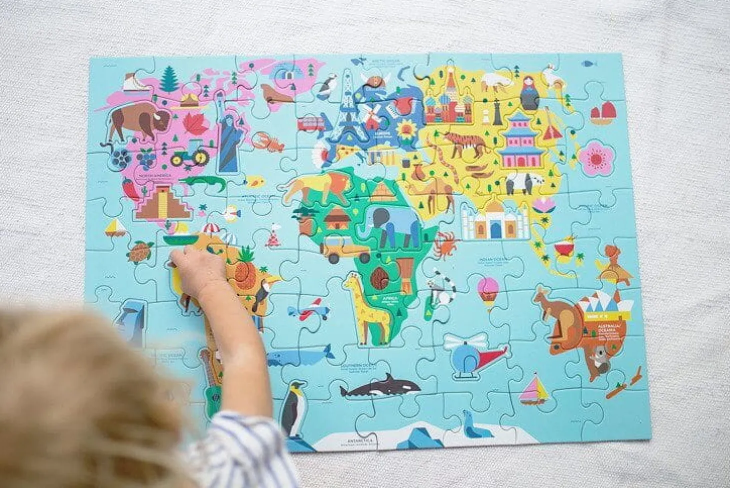 Puzzle Mapa Świata z elementami w kształcie budynków i zwierząt 5+