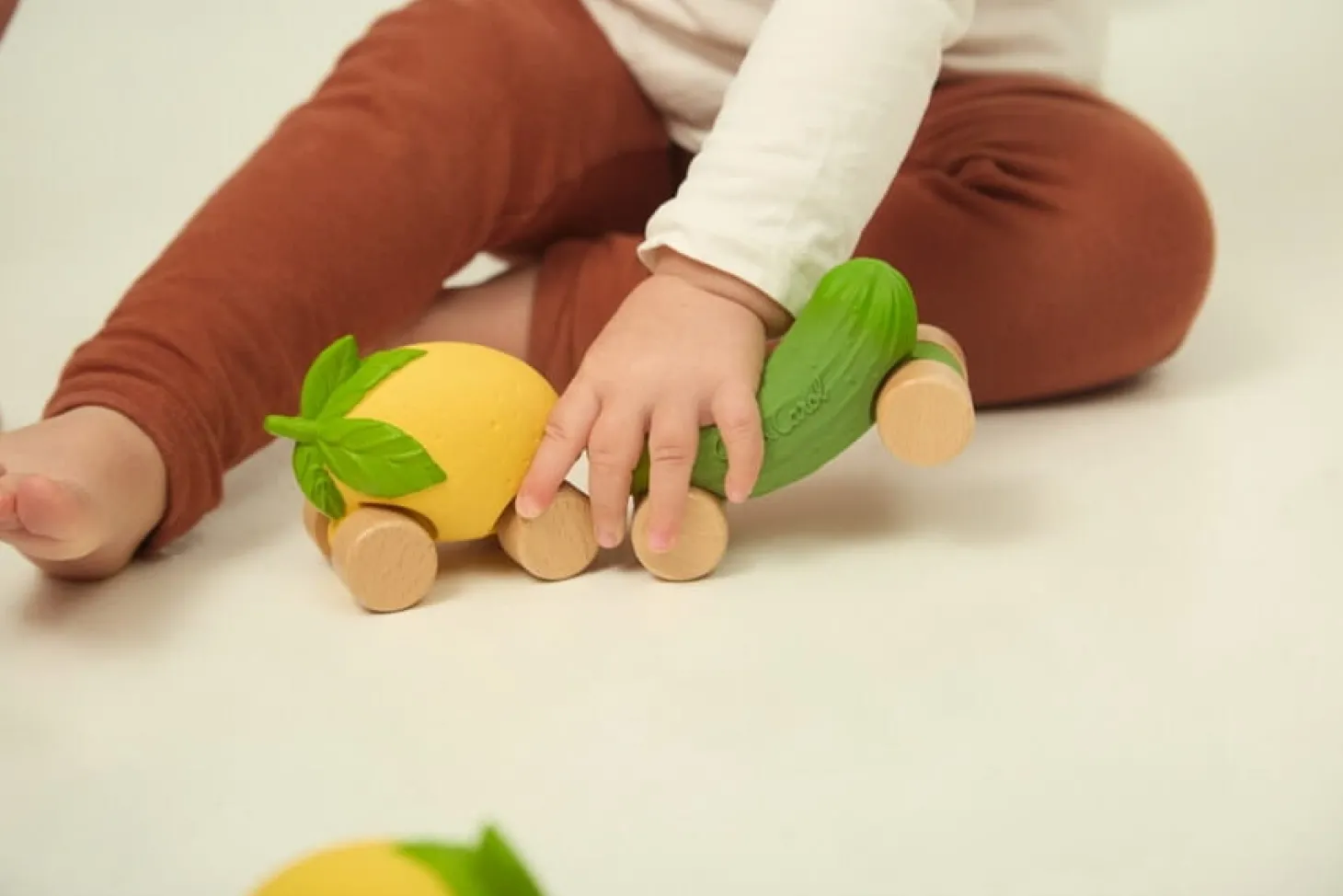 Samochodzik dla niemowlaka Ogórek Pepino