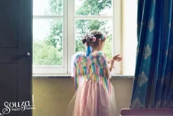 Skrzydła z tęczowych piór i opaska jednorożca