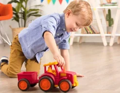 TRAKTOR z PRZYCZEPKĄ – Tractor