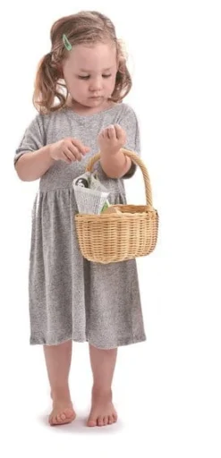 Wiklinowy koszyk z zestawem piknikowym