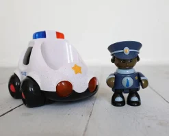Wóz policyjny z policjantem