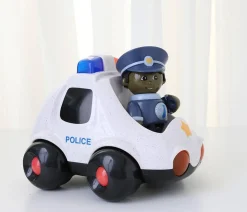 Wóz policyjny z policjantem
